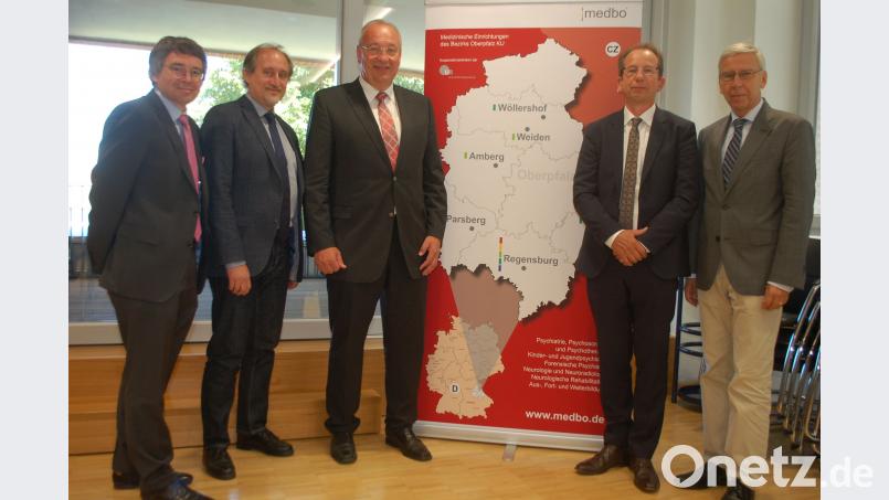 Den neuen Lehrstuhlinhaber Professor Romuald Brunner (Zweiter von rechts) begrüßten in Regensburg (von links) Medbo-Vorstand Helmut Hausner, Medbo-Direktor für Medizinische Leistungen, Thomas Baghai, Bezirkstagspräsident Franz Löffler und Unirektor Udo Hebel. Hanna Gibbs