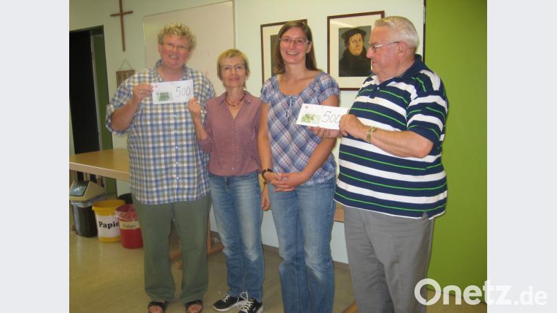 Vorsitzende Irene Elsner (links) und Kassenverwalter Andreas Weber (rechts) überreichen an die Kindergartenleiterinnen Sigrid Zylowski ( Zweite von links) und Iris Kaiser (Zweite von rechts) die Geldbriefe als Spende des Vereins.. awb
