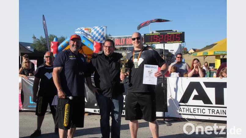 Über einen gelungenen Wettbewerb freuen sich (von links) Strongman-Legende Heinz Ollesch, der Organisator dieses Events, Marco Schmidt und der Gewinner dieses Strongman-Deutschland Cups, Robert Schwarz. Fröhlich, Christof [FRD] (<a href=