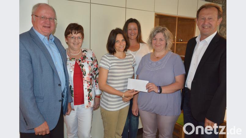 Die SPD-Bezirkstagsfraktion der Oberpfalz unterstützt die wertvolle Arbeit des Vereins „Stiftlandsternenkinder“ und dankte für das Engagement mit einer Spende. Unser Bild zeigt (von links) Volker Liedtke, Brigitte Scharf, Beatrix Kempf, Birgit Bleistein, Silke Rosner und Richard Gassner. jr