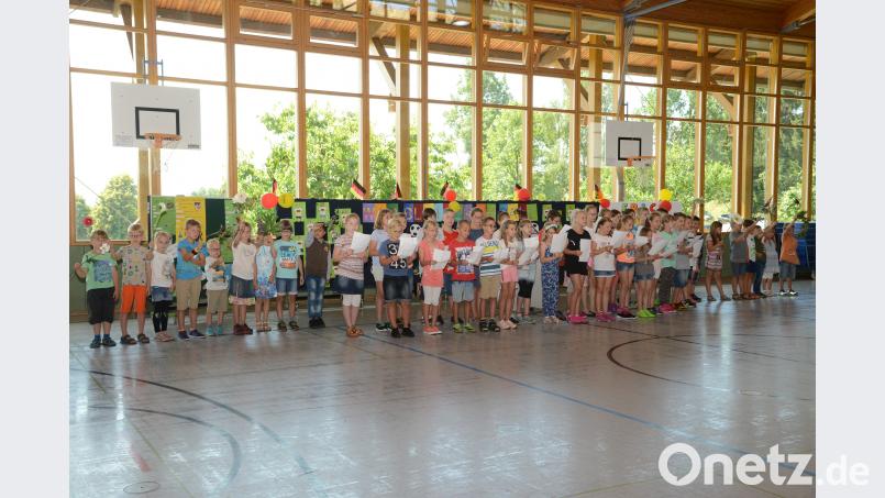 Die  3. und 4. Klasse singt ein &quot;leichtes Sommerlied. Die 1. und 2. Klasse bilden den bunten Rahmen. bey