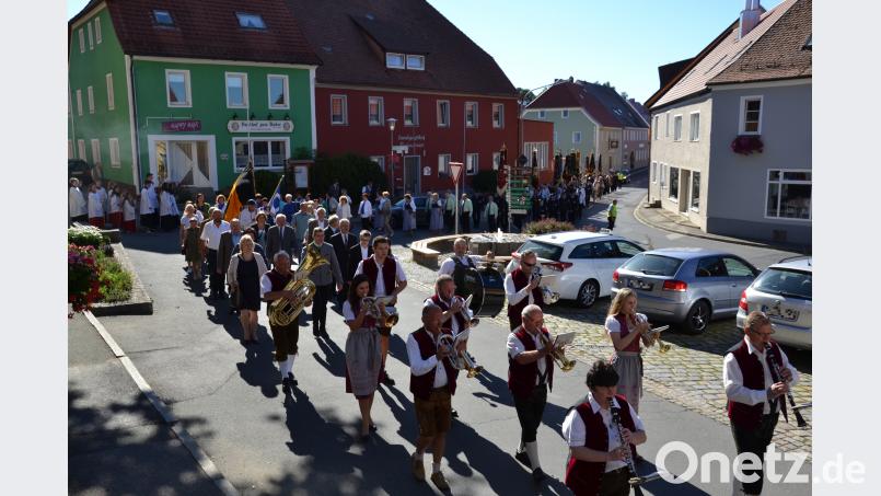 Der Kirchenzug der Vereine zum Patrozinium der Moosbacher Pfarrkirche St. Peter und Paul wurde von den Moosbacher Musikanten angeführt. Die Gemeinde- und Kirchenräte sowie der Pfarrgemeinderat reihten sich mit ein. gi
