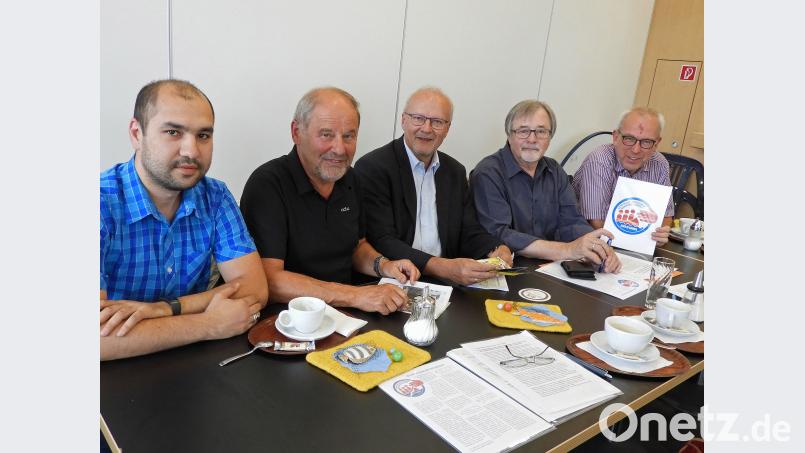 Für Shakhob Akramov, Jost Hess, Bernhard Uhl, Veit Wagner und Hans-Peter Pauckstadt-Künkler (von links) ist die „Berliner Erklärung zum Flüchtlingsschutz“ auch ein Mut-Macher. Das machten sie beim Pressegespräch im Café Mitte deutlich. Winkler