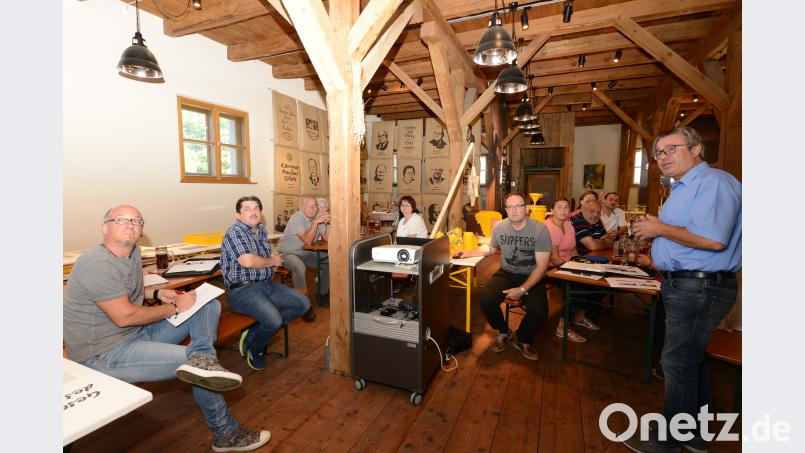 Bürgermeister Reiner Gäbl (rechts) sieht nach zwei Drittel der Wahlperiode die Ziele seiner Fraktion im Marktgemeinderat mehr als erfüllt. bey