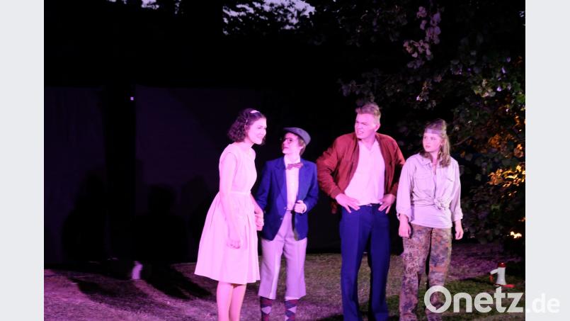 LTO-Regisseur Till Rickelt lässt beim „Sommernachtstraum“  im „Speinsharter Zauberwald“ einen Reigen der Gefühle als derbes Durcheinander amüsant über die Freilichtbühne wirbeln.  Liebe, immer wieder die Liebe heißt es bei den Protagonisten Hermia und Lysander, Demetrius, Helena, Hermia, Theseus, Hippolyta, Oberon und Titania.  Szenen  auf  „bairisch“ erheitern zusätzlich. do