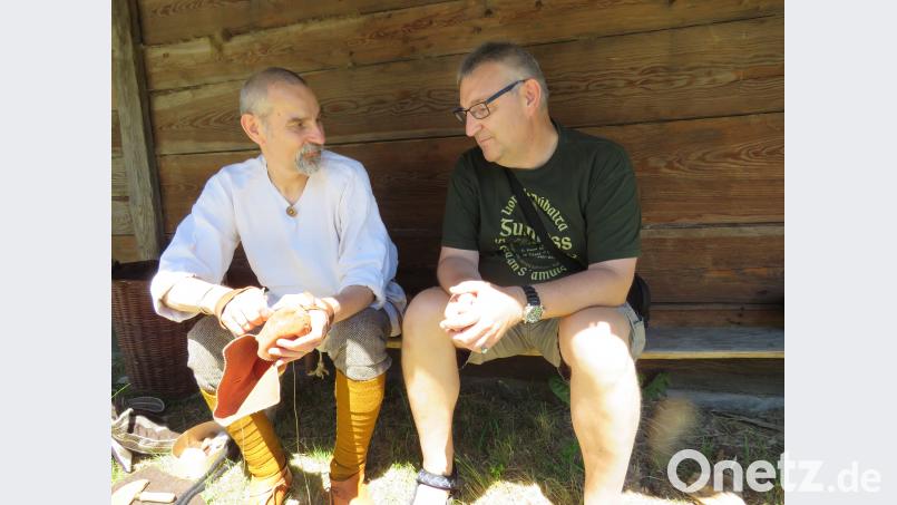 Selbst die Schuhe wurden per Hand genäht. Das interessierte viele Besucher. ubb