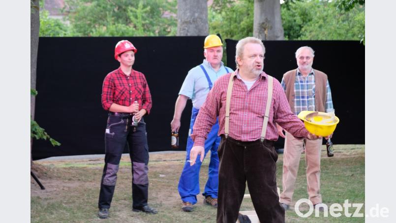 LTO-Regisseur Till Rickelt lässt beim „Sommernachtstraum“  im „Speinsharter Zauberwald“ einen Reigen der Gefühle als derbes Durcheinander amüsant über die Freilichtbühne wirbeln.  Liebe, immer wieder die Liebe heißt es bei den Protagonisten Hermia und Lysander, Demetrius, Helena, Hermia, Theseus, Hippolyta, Oberon und Titania.  Szenen  auf  „bairisch“ erheitern zusätzlich. do