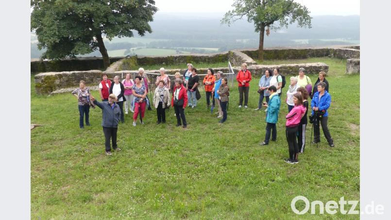Der Ökumenische Frauentreff wandelte in Waldeck auf historischen Wegen. ils