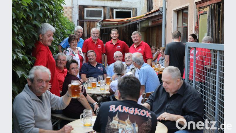Gut besucht war der Zoiglabend des SPD-Ortsvereins in der Alten Schmiede. Verwöhnt wurden die Gäste mit manchen Schmankerln durch die Mitglieder des Ortsvereins. Mit auf dem Bild SPD-Ortsvorsitzende Brigitte Scharf (stehend, zweite von links) sowie Organisator Ernst Gallersdörfer (stehend sechter von links). njn