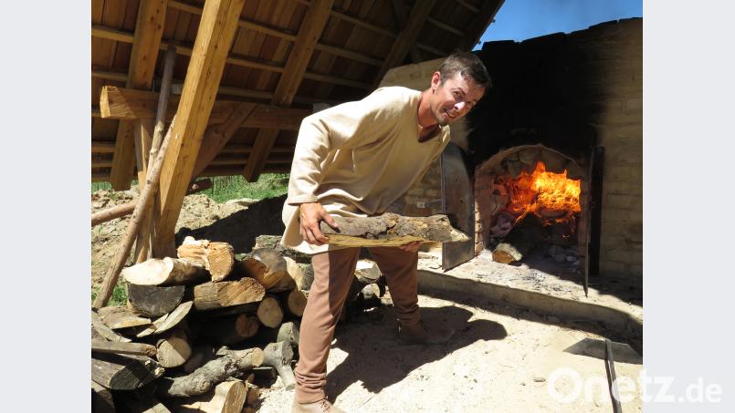 Steinmetz und Bildhauer Robert Mois aus Ilsenbach war im Rahmen der Slawentage doppelt gefordert. Zum einen erklärte er den Besuchern des Geschichtsparks Bärnau-Tachov ausführlich, wie und warum der Kalkbrennofen funktioniert. Zum anderen musste er rund um die Uhr mit seinen Handwerkerkollegen darauf achten, dass das Feuer nicht ausgeht. Die Kalksteine brauchen zum Brennen mindestens 1000 Grad und die Temperatur darf nicht fallen. Aber das war nicht alles, was Besucher am Wochenende in Bärnau erleben konnten. ubb