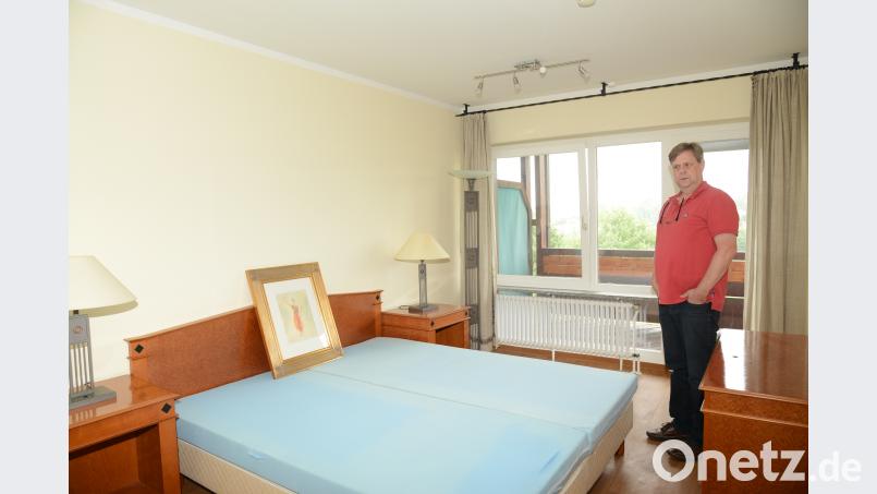 Betriebsleiter Hendrik Klokmann betrachtet noch etwas nachdenklich die vorläufige Möblierung der Zimmer im künftigen &quot;Landhotel am Sonnenhang&quot;. bey