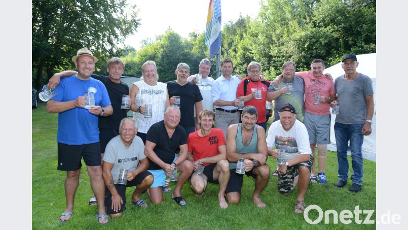 Markus Schwärzer, Chef der Alten Herren (links), freut sich mit seinen Kameraden über Bierkrüge als Geschenk von Bürgermeister Rainer Rewitzer (hintere Reihe, Sechster von links) als Dankeschön für die Treue zur Stadt beim Campingurlaub. bey