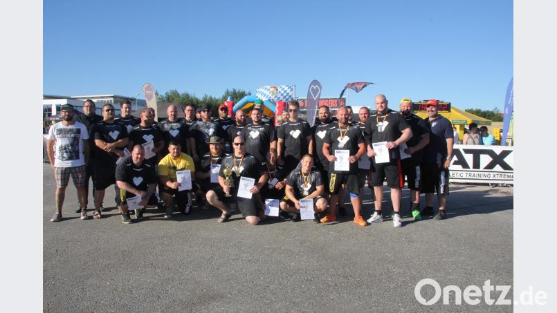 Zum Schlussfoto fanden sich alle Athleten und die Organisatoren ein. Vorne mit den Urkunden die Gewinner in den einzelnen Gewichtsklassen. Fröhlich, Christof [FRD] (<a href=