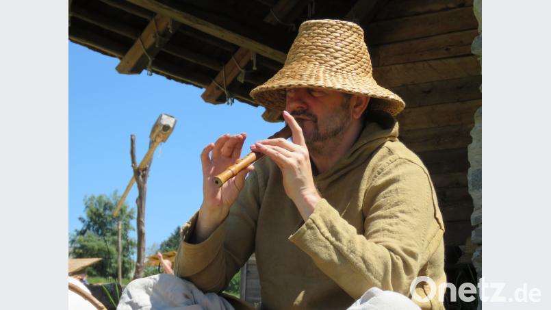 Nur die Flöte ist nicht ganz authentisch. Es handelt sich schlicht und einfach um eine gewöhnliche Schulflöte aus der Neuzeit. Aber schön anzuhören war sie natürlich trotzdem. ubb