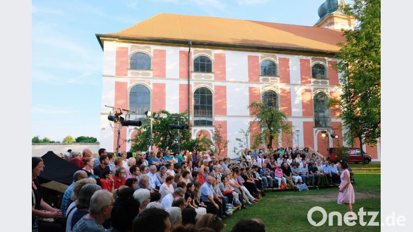 LTO-Regisseur Till Rickelt lässt beim „Sommernachtstraum“  im „Speinsharter Zauberwald“ einen Reigen der Gefühle als derbes Durcheinander amüsant über die Freilichtbühne wirbeln.  Liebe, immer wieder die Liebe heißt es bei den Protagonisten Hermia und Lysander, Demetrius, Helena, Hermia, Theseus, Hippolyta, Oberon und Titania.  Szenen  auf  „bairisch“ erheitern zusätzlich. do