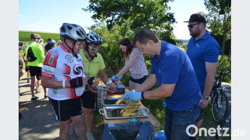 Eine Obst- und Getränkebar vom Begleitteam wurde an den Raststellen gerne angenommen. dob
