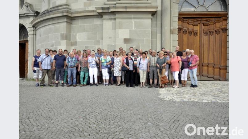 Die Reisegruppe vor dem Kloster Einsiedeln. Rechts im Bild die Reiseleiterin Anni König und Alexander Hecht. gma