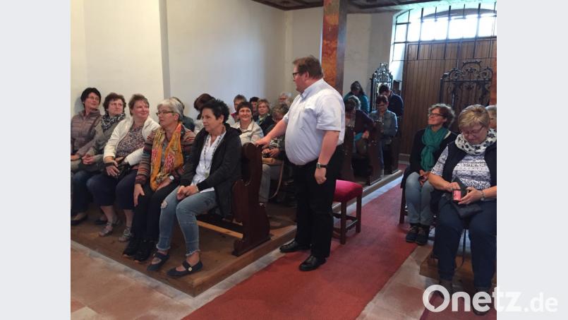 Die KDFB-Frauen erfahren in der Kapelle am Barbaraberg viel Historisches. Mit dabei  geistlicher Beirat Pfarrer Sven Grillmeier (Mitte) Sidonia Koller rechts daneben (mit grünem Schal auf dem Stuhl sitzend). bur