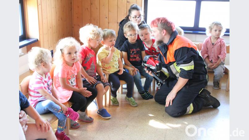 Von der Wärmebildkamera waren schon die Jüngsten des Kinderhauses fasziniert. den