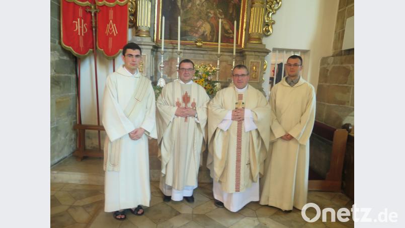 Stadtpfarrer Konrad Amschl (Zweiter von links) freut sich, Diakon Jakub Ocekowiesz, Regens Pavel Pietrusiak und Matteusz Dielgosz (von links) in der Pfarrei Kemnath begrüßen zu können. jzk