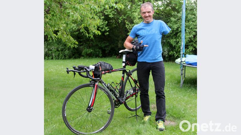 Daumen hoch: Der Rothenstädter Wolfgang Stöckl will als erster einarmiger Radfahrer alleine ans Nordkap radeln. Stephan Landgraf