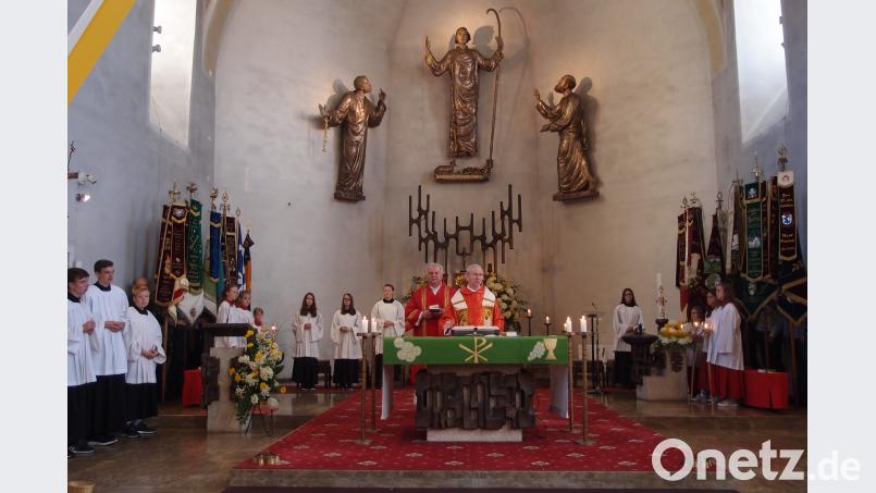 Feierlich gestaltet wurde der Festgottesdienst zum Patrozinium durch Pfarrer Josef Most und Diakon Herbert Sturm sowie großartig durch den Kirchenchor unter Leitung von Karl Beugler und den Bläsern. Bild: gi  OLYMPUS DIGITAL CAMERA gi