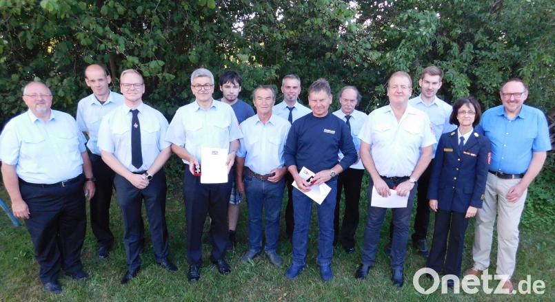 Kommandant Thomas Hartmann (links), zweiter Bürgermeister Rudi Heier, Kreisbrandinspektorin Kerstin Schmidt und Vorsitzender Jürgen Kaufmann (von rechts) ehren Matthias Fürst, Martin Heier, Konrad Walter, Nathan Palmer, Herbert Scherm, Jörg Etterer, Norbert Kaufmann, Wolfgang Glückschalt, Stefan Fürst (von links). hai