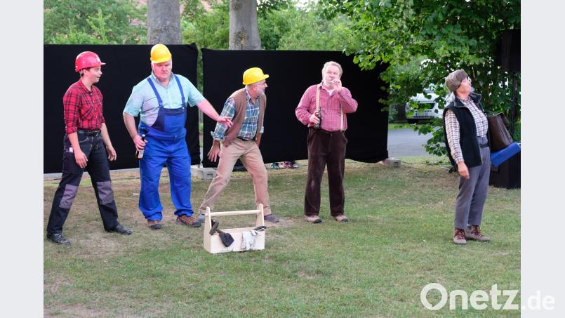 LTO-Regisseur Till Rickelt lässt beim „Sommernachtstraum“  im „Speinsharter Zauberwald“ einen Reigen der Gefühle als derbes Durcheinander amüsant über die Freilichtbühne wirbeln.  Liebe, immer wieder die Liebe heißt es bei den Protagonisten Hermia und Lysander, Demetrius, Helena, Hermia, Theseus, Hippolyta, Oberon und Titania.  Szenen  auf  „bairisch“ erheitern zusätzlich. do