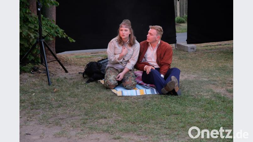 LTO-Regisseur Till Rickelt lässt beim „Sommernachtstraum“  im „Speinsharter Zauberwald“ einen Reigen der Gefühle als derbes Durcheinander amüsant über die Freilichtbühne wirbeln.  Liebe, immer wieder die Liebe heißt es bei den Protagonisten Hermia und Lysander, Demetrius, Helena, Hermia, Theseus, Hippolyta, Oberon und Titania.  Szenen  auf  „bairisch“ erheitern zusätzlich. do