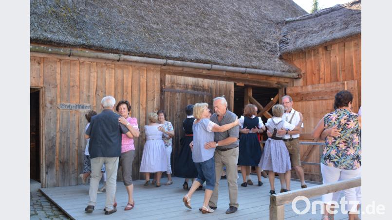 Es wurde fleißig das Tanzbein zu Polka und Walzer geschwungen. Die Vöichtacher Rucksack-Musi gab den Takt hierfür an. eya