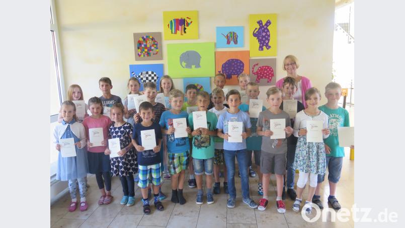 Rektorin Christine Wiesend (hinten rechts) gratuliert den besten Sportlern der Grundschule Kastl zu ihren Ehrenurkunden. jzk