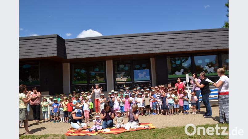 Die Kindergartenkinder mit ihren Erzieherinnen blickten mit dem Lied auf das Heimatfest zurück.  Bild: gi gi