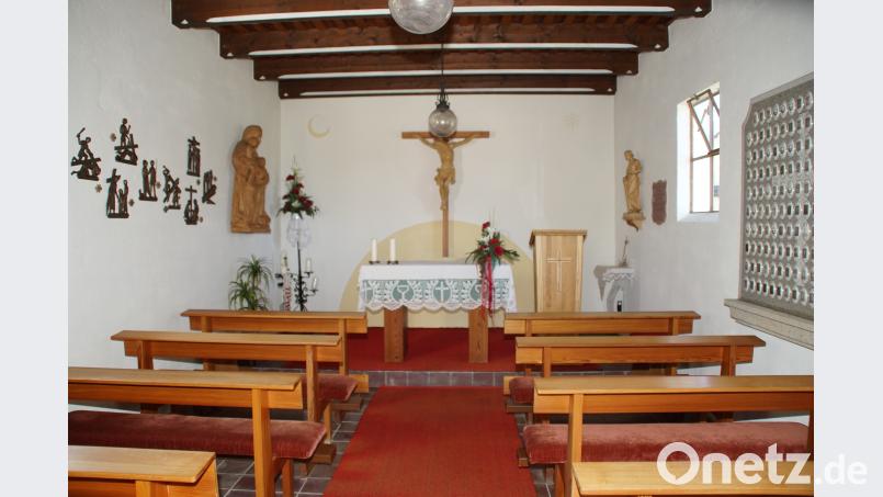 Blick in den Innenraum des kleinen Gotteshauses. Auf der rechten Seite ist die Gedenktafen in Erinnerung an die Gefallenen angebracht. Höcherl, Ludwig [MMJ] (<a href=