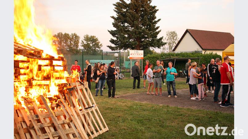 Lichterloh brennt der Holzstapel bei der DJK Weiden, nachdem ihn die Kinder mit ihren Fackeln entzündet haben. R. Kreuzer