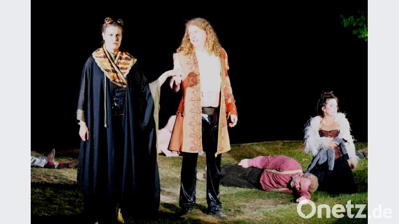 LTO-Regisseur Till Rickelt lässt beim „Sommernachtstraum“  im „Speinsharter Zauberwald“ einen Reigen der Gefühle als derbes Durcheinander amüsant über die Freilichtbühne wirbeln.  Liebe, immer wieder die Liebe heißt es bei den Protagonisten Hermia und Lysander, Demetrius, Helena, Hermia, Theseus, Hippolyta, Oberon und Titania.  Szenen  auf  „bairisch“ erheitern zusätzlich. do