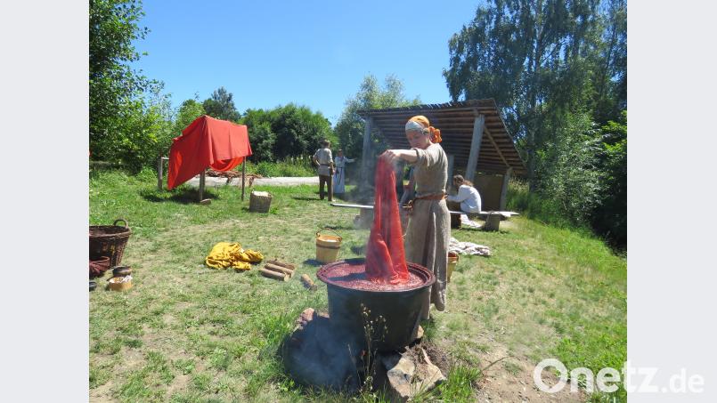 Stoffe mit der Pflanze Krapp färben: Das war einst eine übliche Art, die Kleidung hübsch bunt einzufärben. Wie das geht und warum man auch verschiedene Farbtöne bekommen kann, erklärten die Färberinnen gerne und ausführlich. ubb