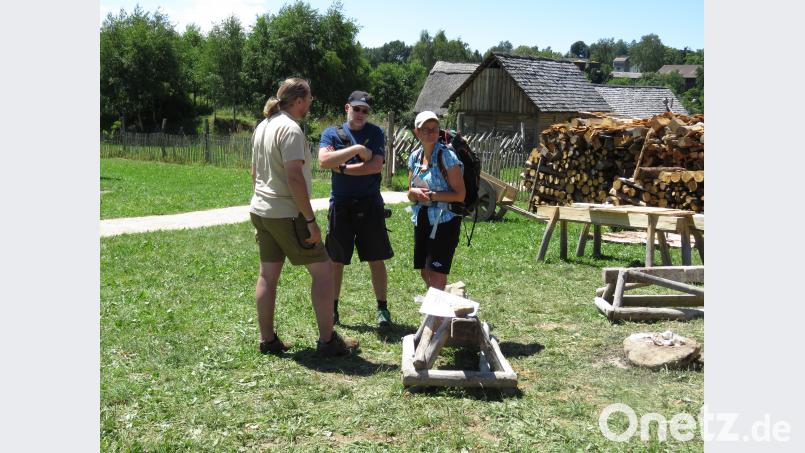 Auch Archäologe Stefan Wolters (li.) war vor Ort, um interessierten Besuchern das Prinzip des Geschichtspark zu erläutern. ubb