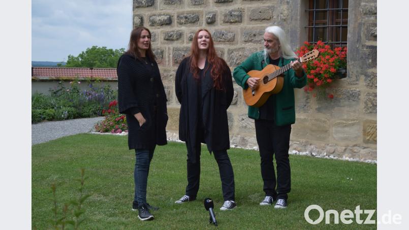 Besuch an ebenso reizvoller wie historisch  bedeutsamer Stätte: Die Raith-Schwestern und Andy Blaimer kamen zum Wolfringer Schloss, wo sie am Freitag, 20. Juli, gastieren werden. hbx