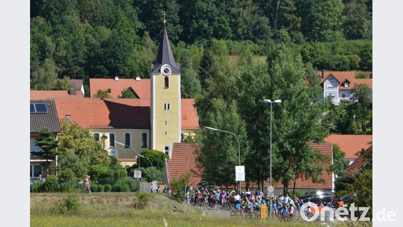 In Michldorf ist die erst leichte Anhöhe geschafft und bevor die Radler die vielbefahrene Bundesstraße 22 überqueren, sammeln sie sich, hinter dem Begleitfahrzeug des Landkreises. dob