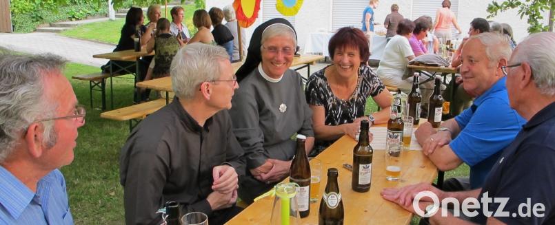 In ihrem Geburtsort Floß und in der Gemeinschaft fühlt sich Schwester Ellen wohl. Eine letzte dankbare Erinnerung war für sie die Übergabe einer großen Spende der katholischen Kirchengemeinde St. Johannes der Täufer und des Katholischen Frauenbunds im Jahre 2012. Von links: Helmut Weig (Männerverein), Pfarrer Norbert Große, Schwester Ellen, Christina Schaller (Frauenbund), Peter Pierepioka und Kirchenpfleger Anton Eismann. le