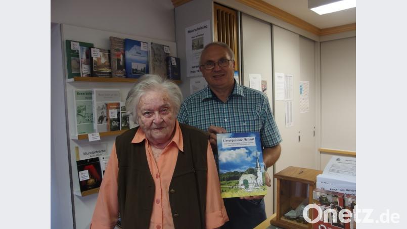 Elfriede Krapf (links) überreichte Willi Buchfelder, Vorstand des Heimatvereins Grafenwöhr, ihr Buch über die ehemalige Ortschaft Haag. Buchfelder, Angela [ABU]
