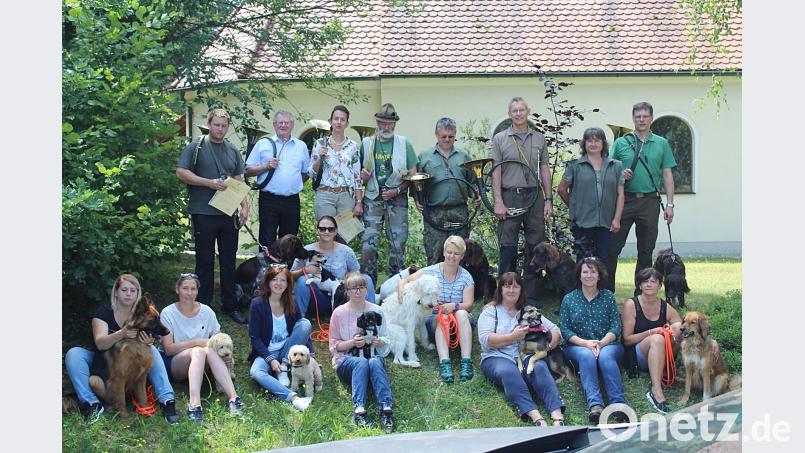 Simone Seemann mit Lucy, Silke Nußstein mit Wilma, Anja Bräu mit Holly, Olivia Petri mit Max, Andrea Müller mit Ilay, Birgit Gradl mit Oskar, Yasmine Livingston mit Summer, Conny Gradl mit Lucky,  Horst Murr mit Aymo, Günter Rau mit Konrad und Daniel Albersdorfer mit Eragon. jma