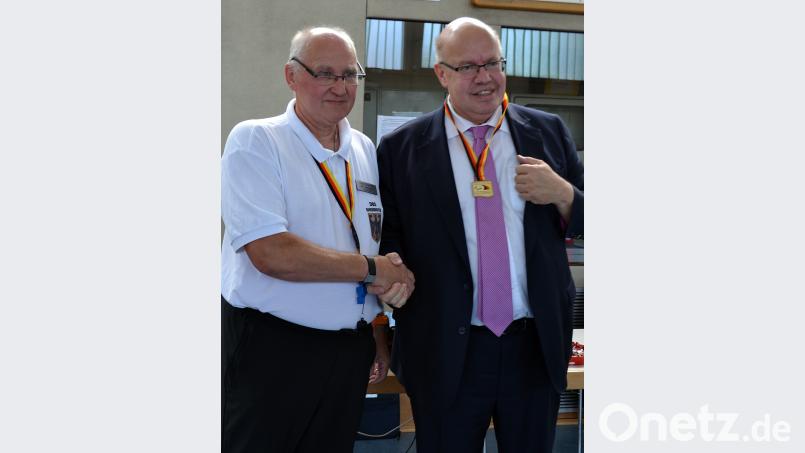BVS Länderpokal - unter Leute
Bild: R. Kreuzer
Links Teddy Östreicher übergibt an den Minister Altmaier eine Goldmedaille für die Schirmherrschaft. Kreuzer, Reinhard [KZR] (<a href=