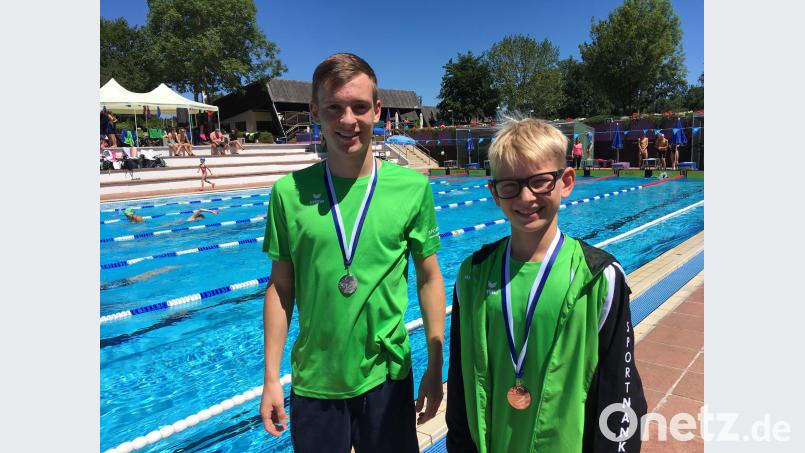 In Top-Form präsentierten sich Niklas Schenzl (links) und Cornelius Lohner bei den Bezirksjahrgangsmeisterschaften in Tirschenreuth. Lohner holte Gold über 50 Meter Brust, Silber über 100 Meter Brust und Bronze über 50 und 100 Meter Rücken sowie 50 Meter Schmetterling. Schenzel gewann Silber über 200 Meter Lagen und 400 Meter Freistil sowie Bronze über 50 Meter Brust. u