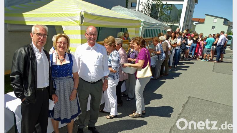 Bereits mittags begrüßten (von links) Pfarrer Hans-Peter Pauckstadt-Künkler, Pfarrgemeinderatsvorsitzende Regina Frischholz und Pfarrer Heribert Englhard die Gäste, die für das Essen Schlange standen. Dobmeier