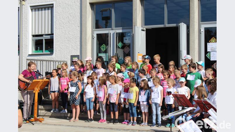 Die Singklasse unter der Leitung von Claudia Kormann (links) begeisterte mit ihrem Gesang. mri