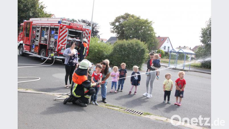 Zum Abschluss durften sich die Kleinsten der Mäusegruppe beim Löschen als richtige Feuerwehrmänner beweisen. den