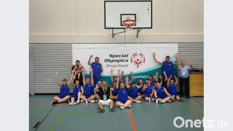 Die Mannschaften des Freizeitclubs der Lebenshilfe Amberg-Sulzbach. (exb)