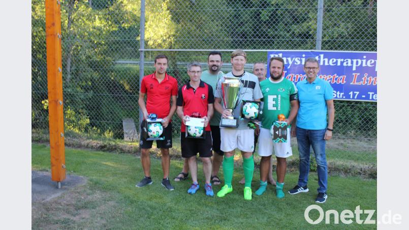 Die Mannschaftskapitäne (von links) mit Manuel Strobl (DJK Ursensollen), Stefan Härtl (TuS) Hohenburg, Christian Bösl (Vorstand DJK Utzenhofen), Markus Ludwig (DJK Utzenhofen), Albert Wittmann (Vorstand DJK Utzenhofen), Andreas Mayer (DJK Ammerthal II) und VR-Bank-Vorstand Andreas Reindl. aun