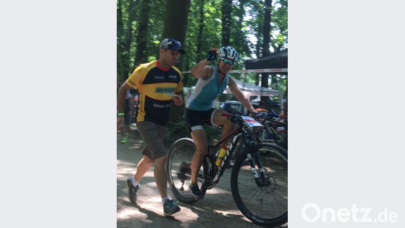 Immer guter Laune: Christa Englhard wurde nach 26 Runden je 7 Kilometer Zweite beim 12-Stunden-Mountainbikerennen in Schnaittach. Ihr Ehemann Karl-Heinz motivierte und betreute sie bestens vom Streckenrand. lhc